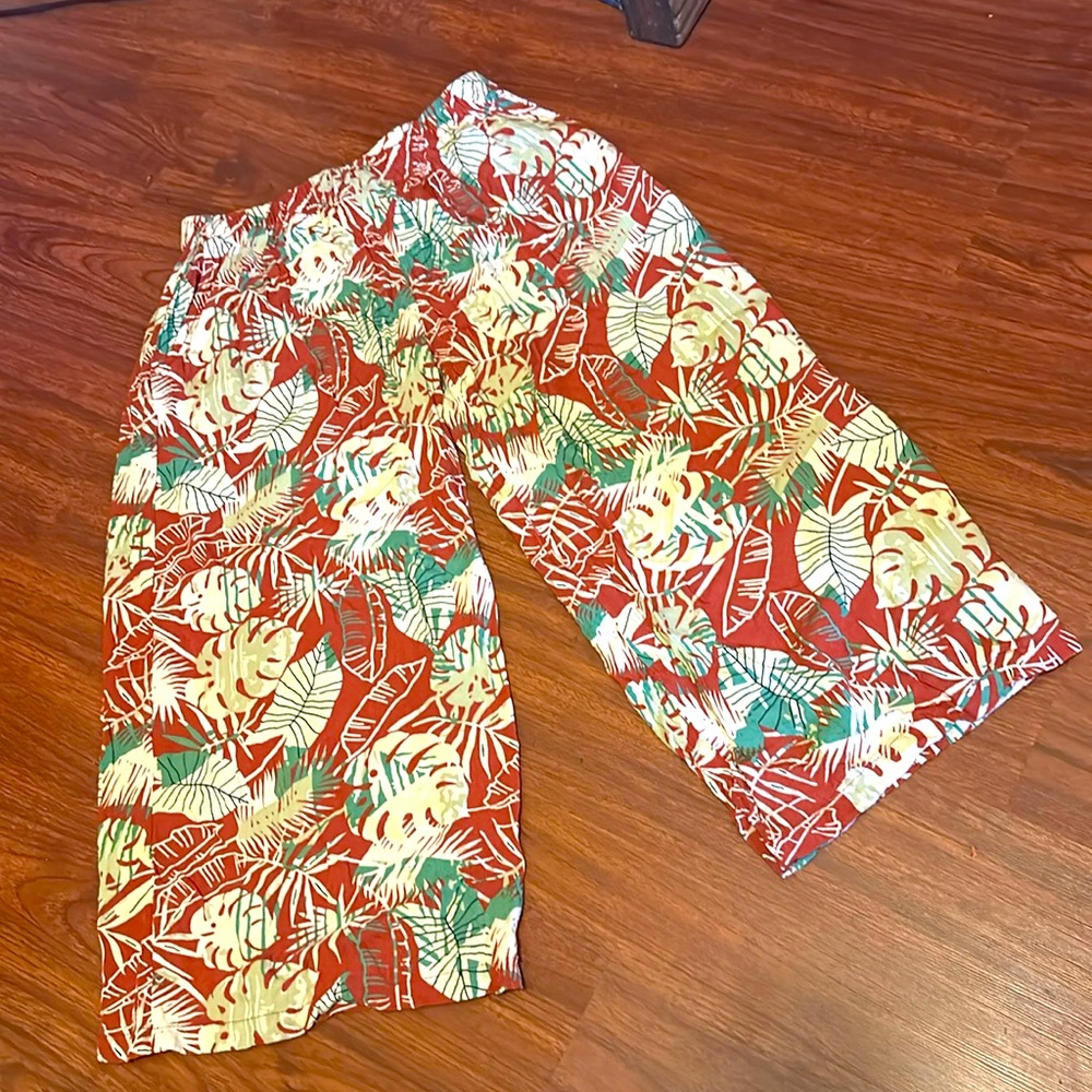 Makai Beach elastic wide leg capris size large 
Designed in Hawaii made in Bali